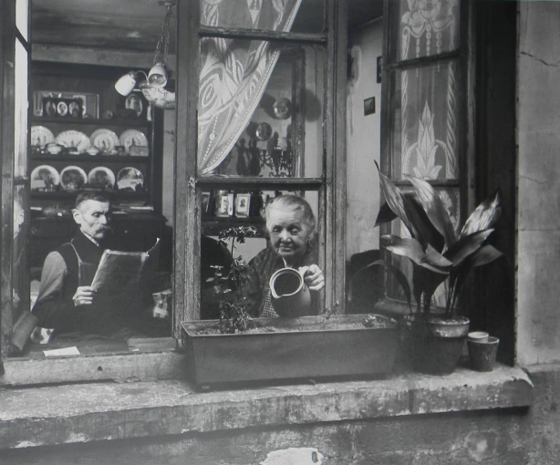 Robert-Doisneau-'Les-concierges-Rue-du-Dragon-Paris'-1946-Hamilton-Gallery